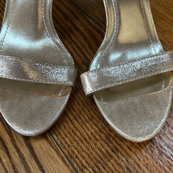 David’s Bridal Nayomi style gold glitter open toe heels. Good condition. Size 9 - Picture 2 of 10